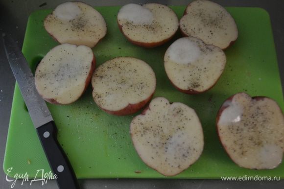 Картофель разрезать на половинки. Посолить и поперчить и смазать кисточкой маслом.