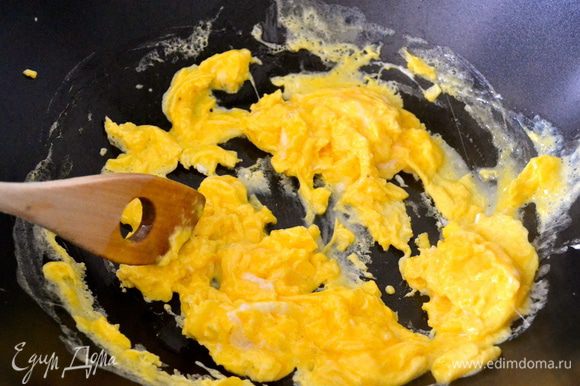 В сковороде (лучше всего в воке!!!) разогреть 2 ст. л. арахисового масла и вылить яйца с луком. Обжаривать яичную смесь, все время помешивая...