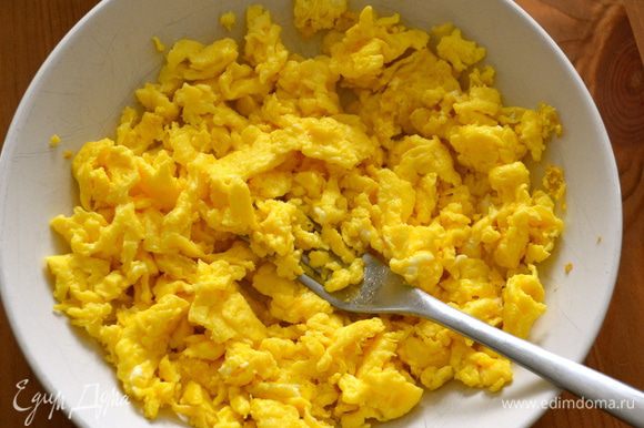 Как только яйца поджарятся (на это уйдет около 1-2 минут), переложить их в тарелку и размять еще вилкой на мелкие кусочки.