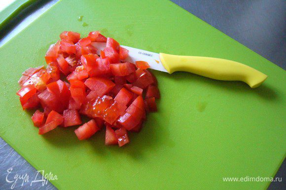 Режем помидор крупным кубиком (для любителей сытного варианта: избавляем помидор от мякоти и режем его мелким кубиком).