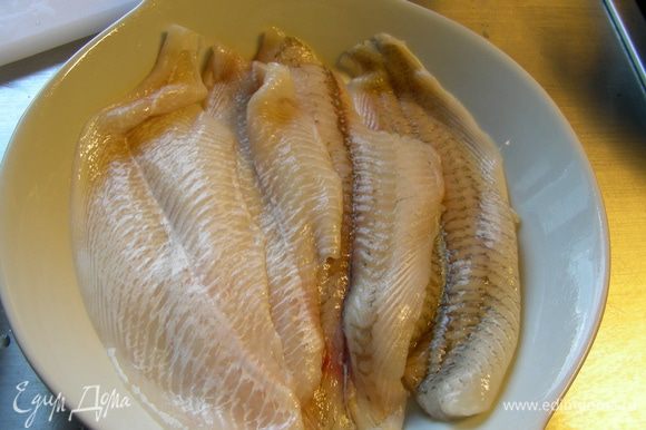 Филе рыбы моем, сушим и выкладываем в смазанную маслом форму для запекания (я готовила в двух порционных формах). Можно посолить по вкусу.