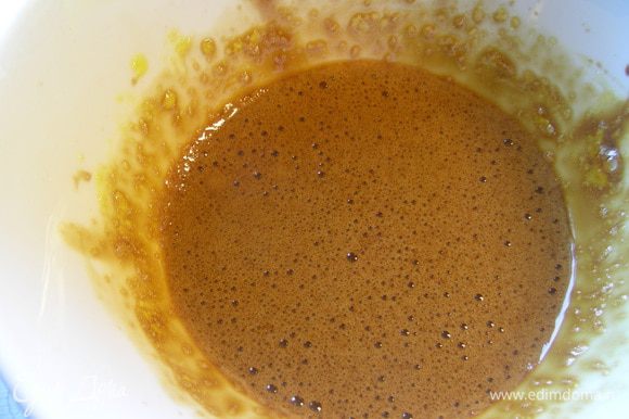 Желток взбиваем с кофе и сахаром. (У меня кофе был гранулированный, поэтому я его растворила в 1 ч.л. горячей воды, дала остыть, а затем взбивала с желток и сахаром.)