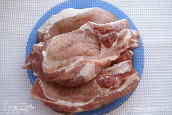 Мясо нарезаем на порционные куски. Солим и перчим по вкусу.