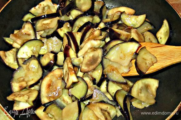 Баклажаны обжарить на растительном масле и вынуть из сковороды.