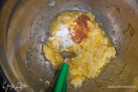 Ложкой растереть яйцо, сахар и масло, добавить разрыхлитель и мускатный орех, перемешать, всыпать муку и замесить очень мягкое тесто, охладить 20 минут в холодильнике.