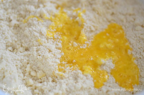 Добавить муку,снова растереть,добавить слегка взбитое яйцо с солью и замесить тесто.
