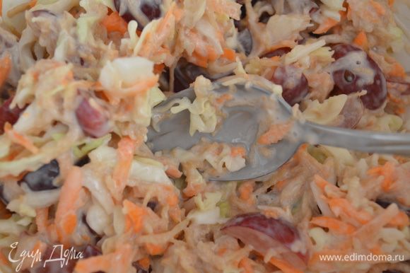 перемешиваем капусту, морковь и виноград, заправляем заправкой, солим если необходимо и наслаждаемся вкусным и легким салатом