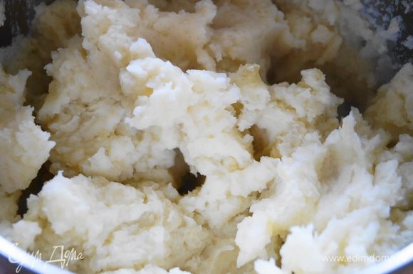 Тем временем готовим картофельное пюре: отвариваем картофель, сливаем воду, протираем через сито и добавляем масло и молоко, перемешиваем до однородной массы.