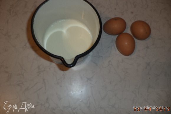Яйца взбить с молоком, добавить муку и натёртый сыр, перемешать.