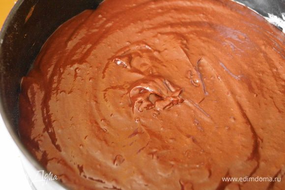 Дальше на корж выложить половину шоколадно-смородинового ганаша