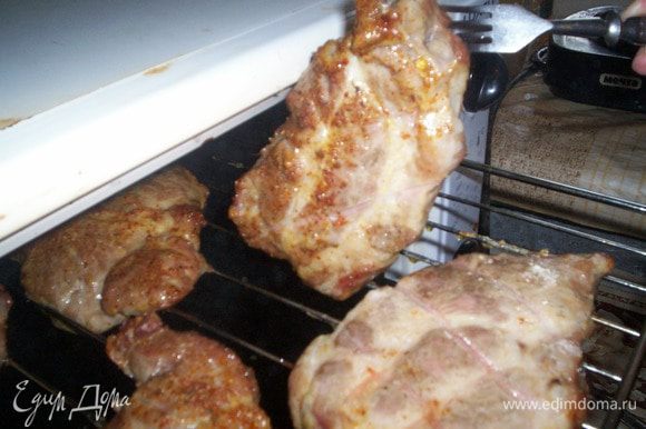 Через 25–30 минут кусочки мяса переверните на другую сторону. И снова отправьте в духовку приблизительно на такое же время.
