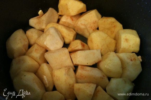 Картошечку уложить в кастрюльку мультиварки, посолить поперчить, полить оливковым маслом, перемешать.
