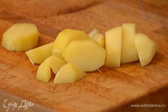 Картофель почистить и отварить, затем порезать небольшими кусочками, отправить в кастрюлю с готовым супом и все перемешать.