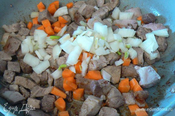 нарезать мясо на мелкие кубики,обжарить в сковороде,где жарилась грудинка,добавить порезанные на кубики морковь и лук,обжарить до золотистого цвета