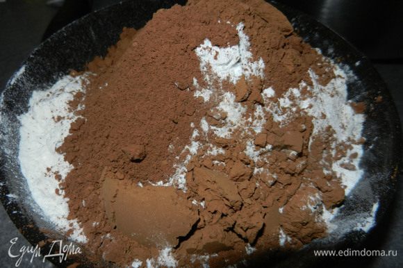 Просеянную муку смешиваем с разрыхлителем и какао, осторожно добавляем к пышной яичной массе. Перемешиваем снизу вверх, чтобы не потерять воздух в муке.