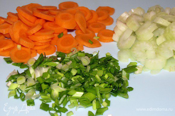 Нарежьте зеленый лук мелко, а морковь и сельдерей тонкими кружочками.