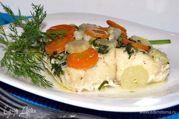 Разложите рыбу и овощи по тарелкам, сверху полейте маслом и соком, образовавшимся в конвертике. Приятного аппетита!