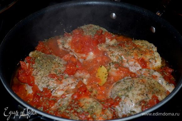 Затем уксус, кусочки курицы, томаты с жидкостью, куриный бульон, лавровый лист,петрушку и тмин. Прикрыть крышкой и готовить на сред.огне 45 мин.
