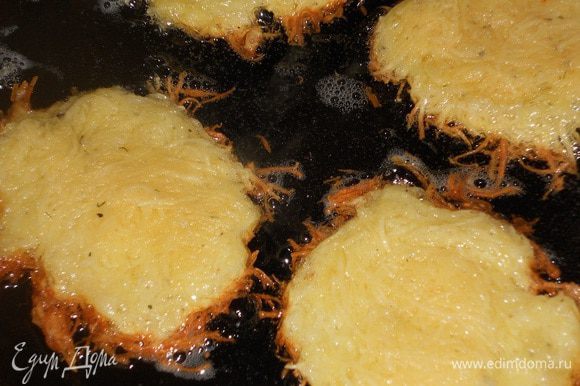 Ложкой выложить картофельную массу в разогретое масло и разровнять в тоненькие оладушки, обжарить с двух сторон.