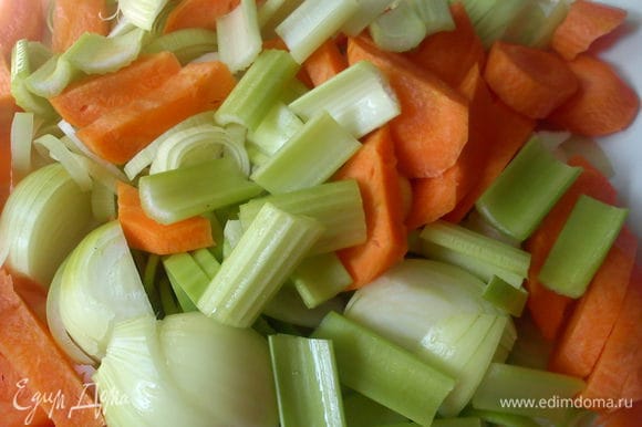 Нарезать овощи крупными кусками.