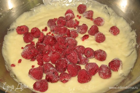 Добавляем ягоды и аккуратно перемешиваем, стремясь чтобы ягоды были покрыты тестом.