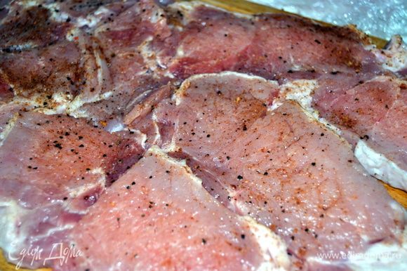 Мясо нарезать поперечно волокнам,толщиной около 3 см.Посолить и поперчить.