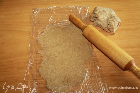 Раскатать тесто толщиной 2-3 мм. (я смогла только через пищевую плёнку, тесто липнет к столу). Включить духовку на 190*С.