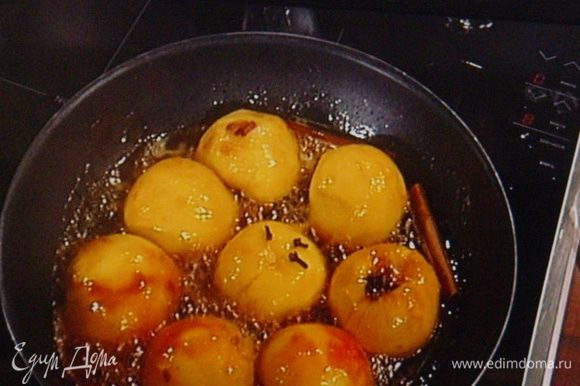 добавить корицу, гвоздику, стручок ванили и 3 мин протушить на маленьком огне, поливая персики образовавшимся соусом.