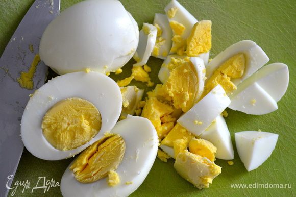 Приготовить соус из тунца. Вареные яйца порезать кусочками (не мелко).