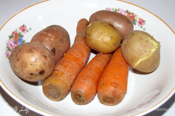 Отдельно отварить картофель, морковь и яйца, все остудить и очистить.