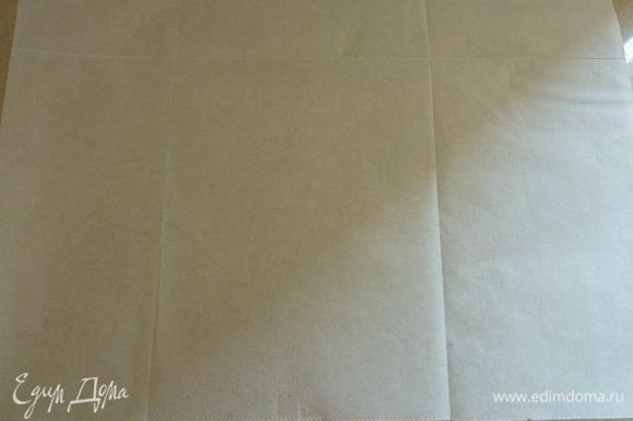 Разогреть духовку на 180 градусов. Сложите большой кусок пергаментной бумаги пополам, и сделать складку по середине открыть и разложить плоско.