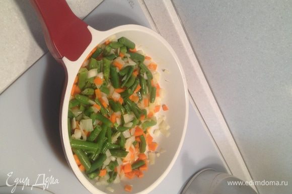 Немного обжариваем лук и морковь (морковь режем кубиками), добавляем бульон и тушим вместе с фасолью зеленой.