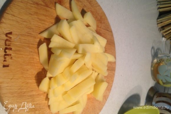 Нарезаем брусочками картофель (брусочки будут красиво на ложке смотреться вместе с зеленой фасолью)