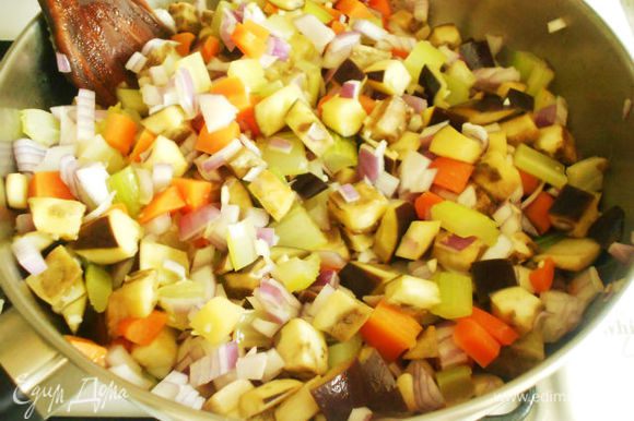 Все овощи, кроме помидоров и зерен граната, потушить на сковороде с маслом, приправив солью, перцем и листьями тимьяна.