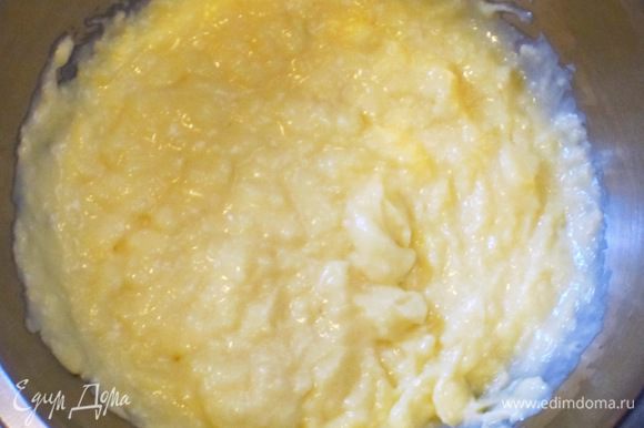 Взбить желтки с cахаром и крахмалом, добавить молоко, поставить на огонь и варить до загустения крема.