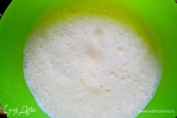 Молоко нагреваем вместе с сахаром и солью до горячего состояния, но не кипятим. Медленно вливаем молоко в желтки, постоянно взбивая, затем вливаем смесь обратно в кастрюлю.
