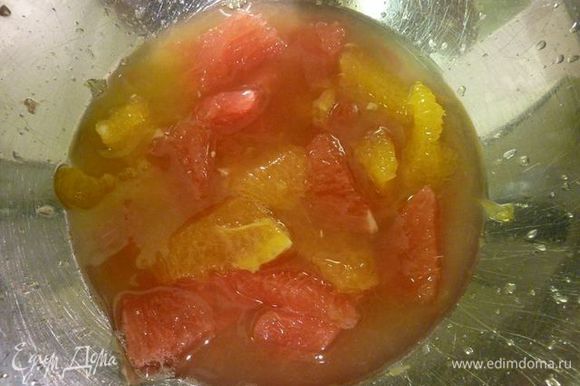 Работая над средней миской, вырезать мякоть грейпфрута и апельсина, затем отожмите сок ​​из мембран.