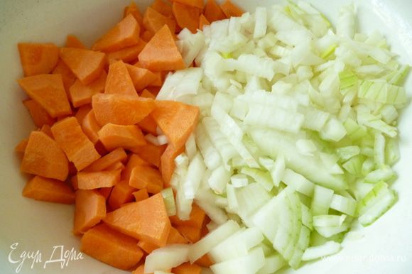 Лук нарезать мелким кубиком,морковь кусочками,чеснок нарезать мелко.