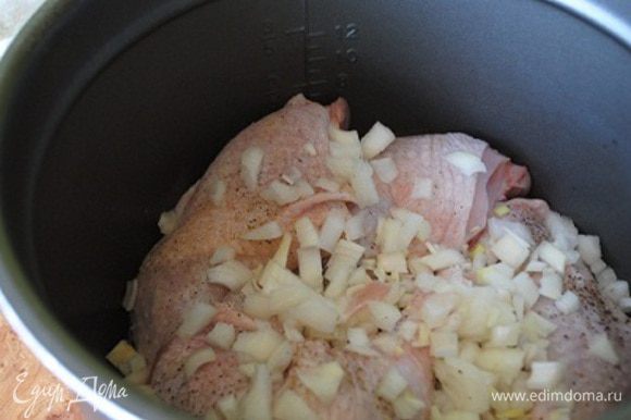 Рецепт: Куриные окорочка на овощной подушке - в мультиварке