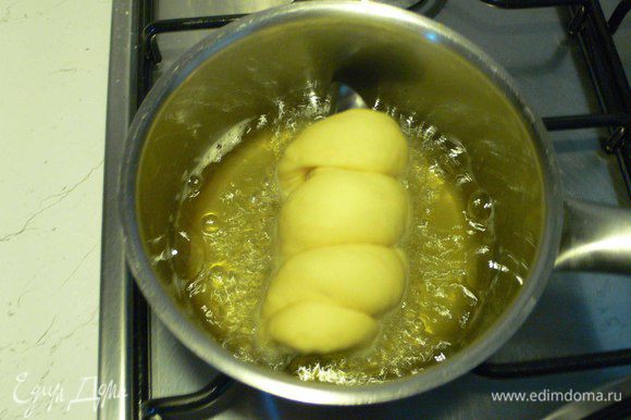 Масло не должно быть слишком высокой температуры. Огонь - ближе к слабому, иначе карточчи снаружи сгорят, а внутри останутся сырыми. Не советую отходить от плиты, карточчи жарятся очень быстро, буквально пару тройку минут.