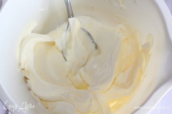 В отдельной посуде взбейте яйца с сахаром в пышную белую массу. Влейте половину яичной смеси в творожную массу, перемешайте тщательно.