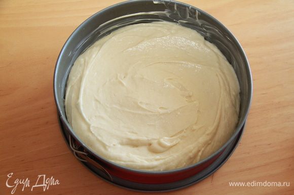 Вылейте тесто в смазанную маслом форму