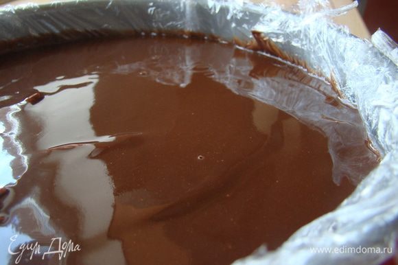 После того, как суфле "схватится", а происходит это очень быстро, выливаем глазурь (растопленный шоколад с маслом), ставим в холод на 2-3 часа.