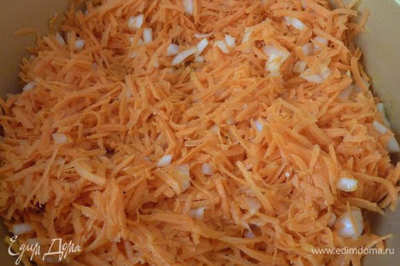 В большой кастрюле растопите половину сливочного масла на среднем огне. Добавить лук и морковь, приправить солью и перцем.