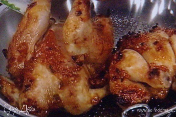 Цыпленка вынуть из духовки, разделать на порции.