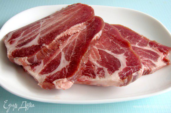 Мясо нарезать тонкими широкими ломтиками (толщиной примерно 0,5-0,7 см). Хорошенько отбить.