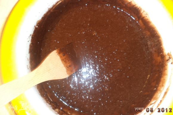 Ввести сухую смесь в шоколадно - яичную, тщательно перемешать.