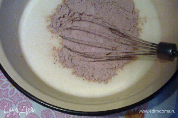 Муку просеять с какао и постепенно соединяем с яичной массой. Замесить однородное тесто.
