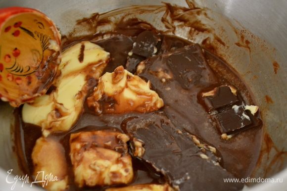 Для крема на водяной бане растопить шоколад со сливочным со маслом, помешивая деревянной ложкой.