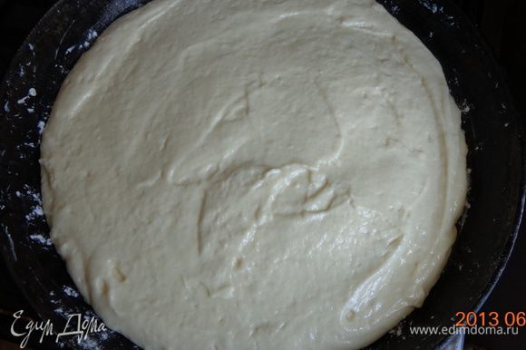 Сковородку или форму для выпечки смазать маслом и присыпать мукой. Выложить тесто и разровнять его.
